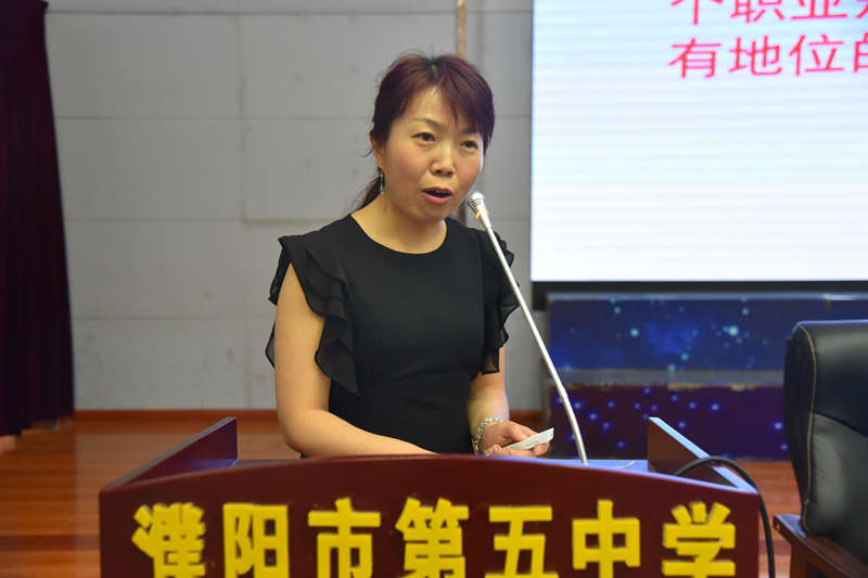 做分享交流的分别是王峰华,武艳伟,薛莉,刘蕊,刘敏丽,李凤娟六位老师